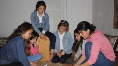 صورة أفين… مدّرسة موسيقا تواصل تعليم طلابها في منزلها  