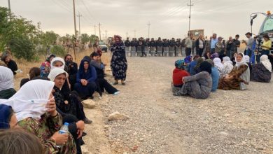 صورة أمهات مخيم مخمور يرفضن محالات الجيش العراقي لتطويق المخيم